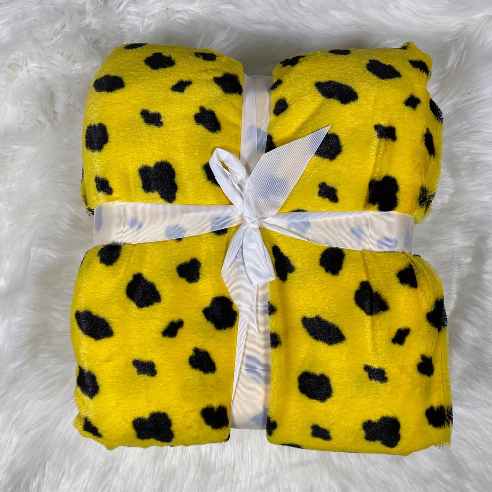 ✨SALE✨They Call Me Fred Micromink Sherpa Throw - Picture 2 of 3